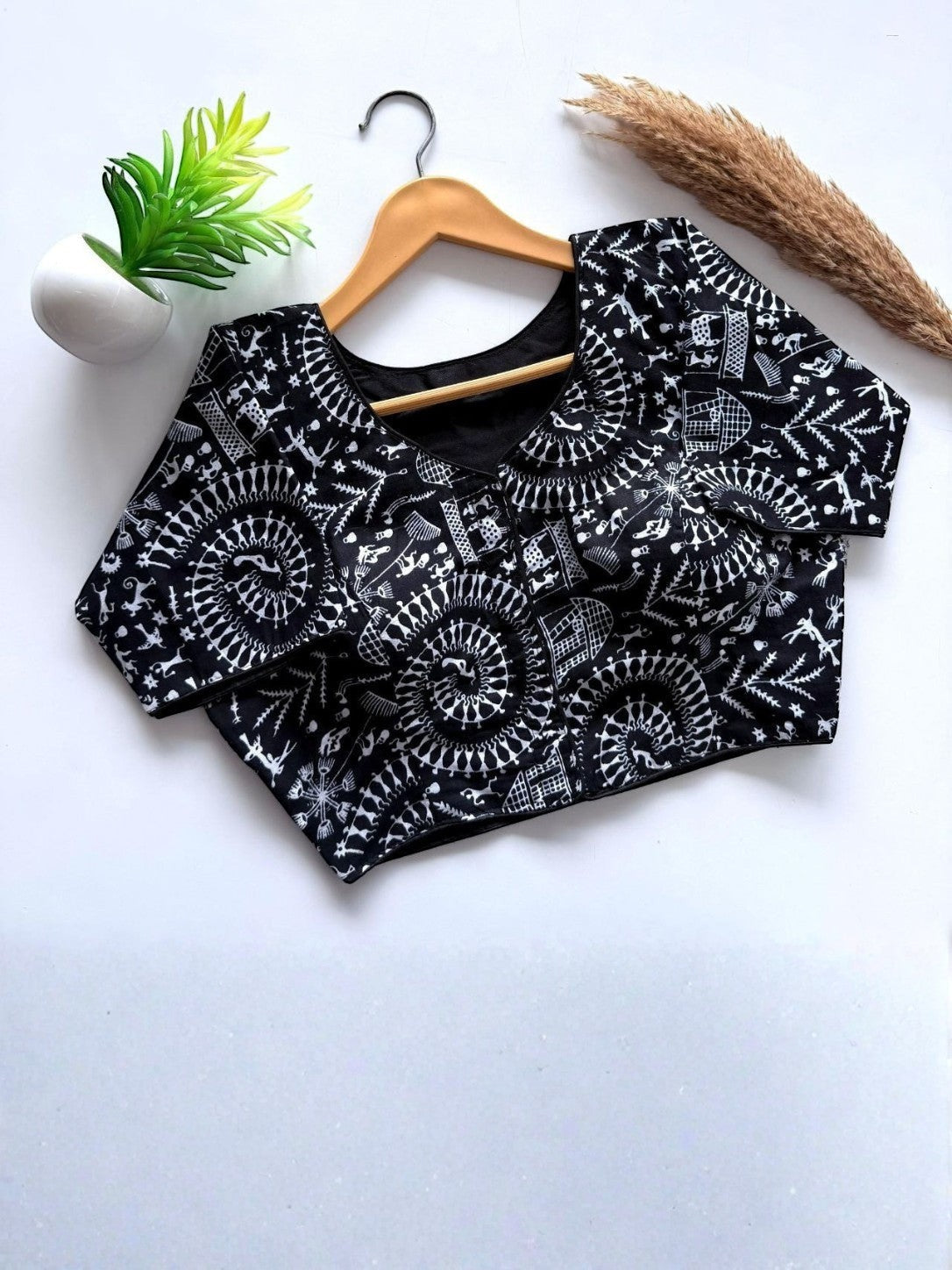 AMAB black pure cotton hand-painted blouse with short sleeves and padded design. Features tribal-inspired white motifs.