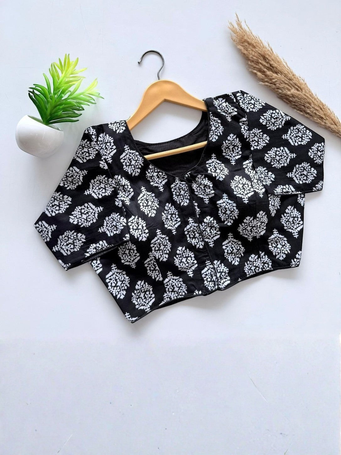 AMAB black and white hand-painted pure cotton blouse with short sleeves and padded design.