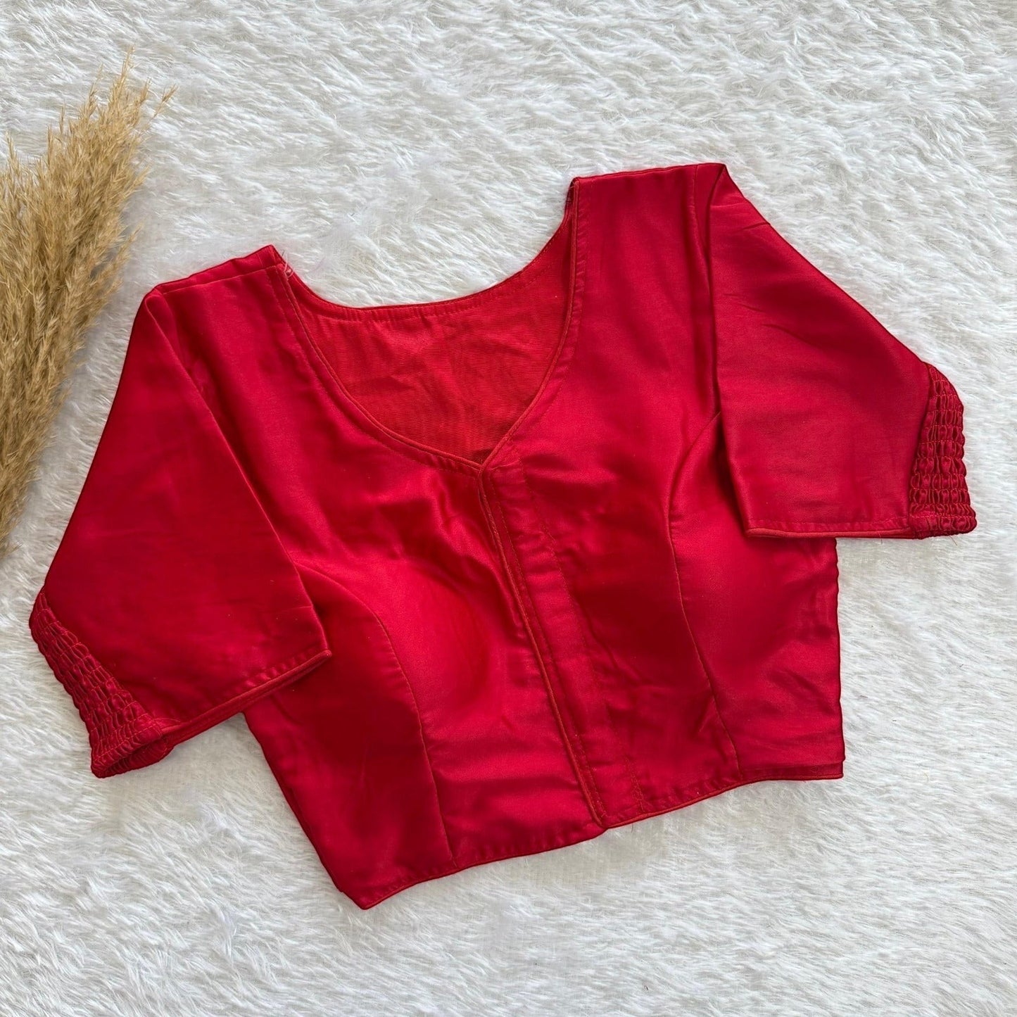 AMAB red pure silk blouse with elastic fit and padded comfort. V-neck, short sleeves with smocked cuffs.