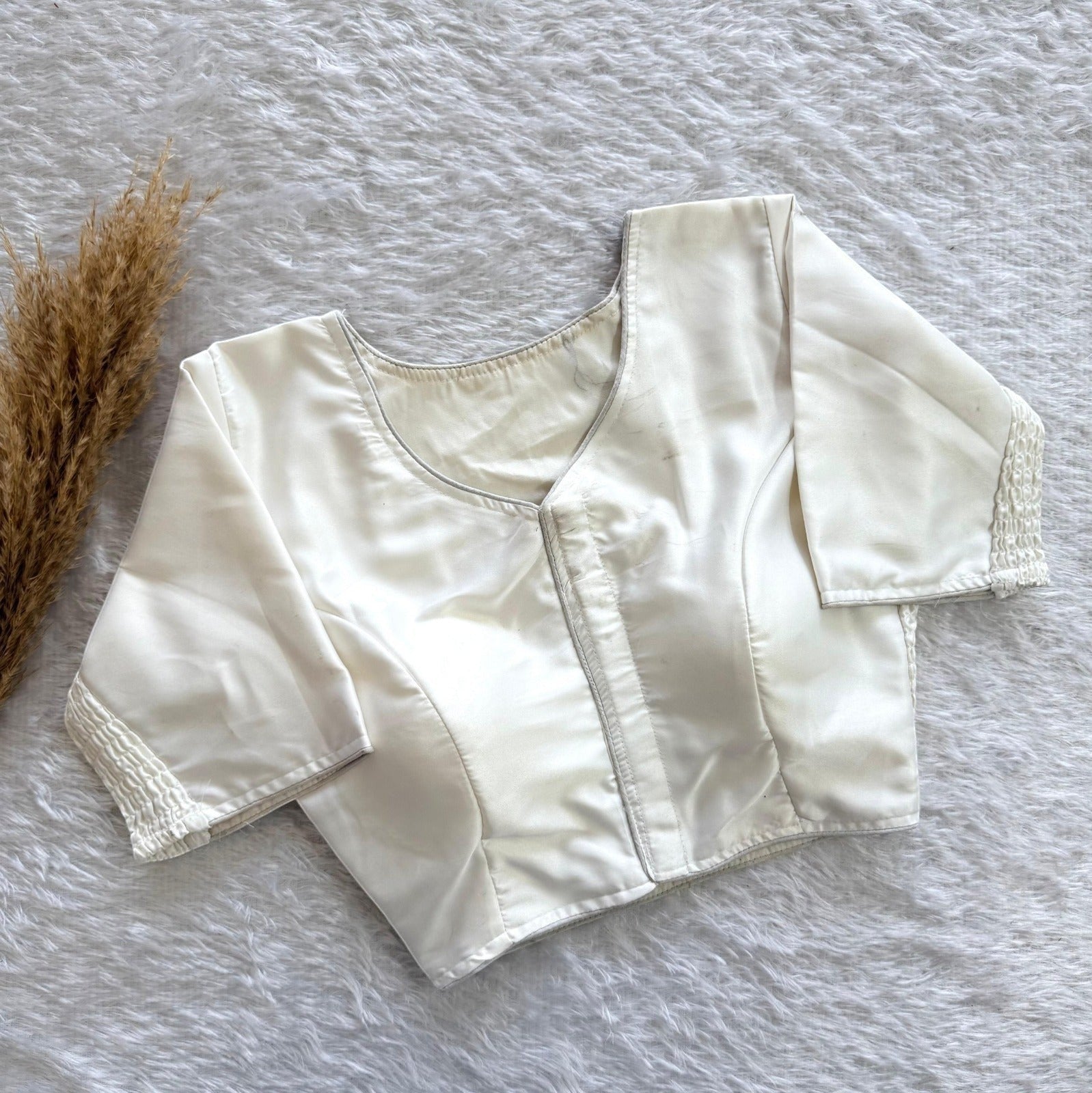 AMAB ivory pure silk blouse with elastic fit and padded comfort. Features a V-neck and ruched sleeves.